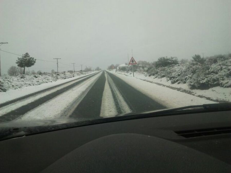 La nieve complica la circulación por las carreteras de Mombuey