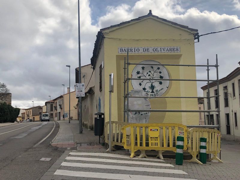 La cerámica tradicional, temática del nuevo mural de Olivares aún por finalizar