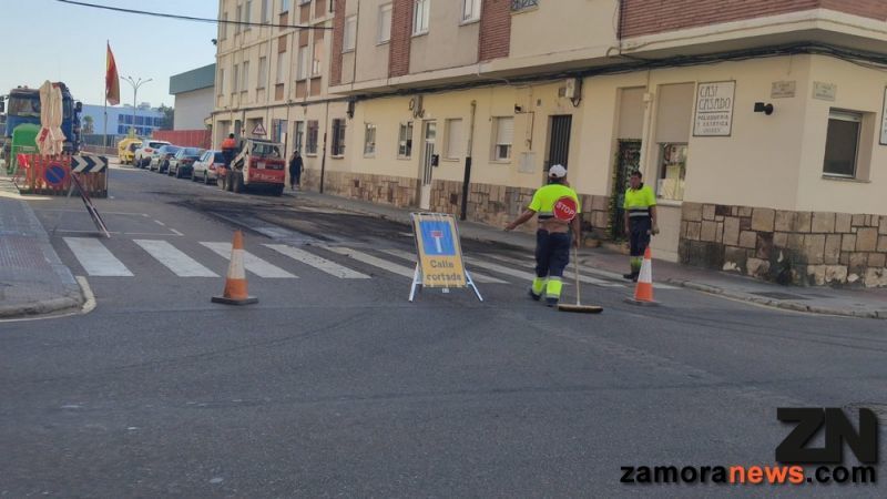 Hoy se han reanudado los trabajos de asfaltado y se han aprobado los padrones del IAE y de la cuota variable de la recogida de basuras en la JGL
