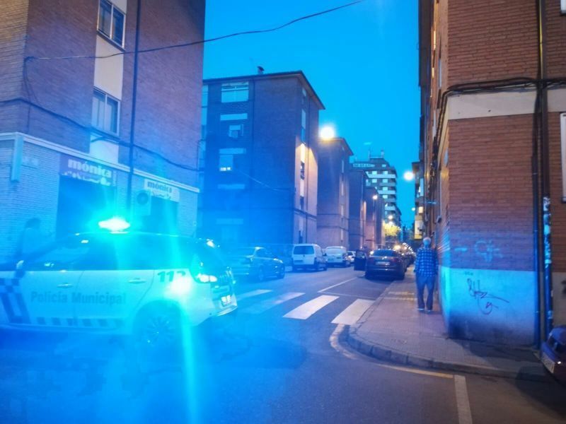 Policía y Bomberos ayudan a evacuar a una persona con movilidad reducida