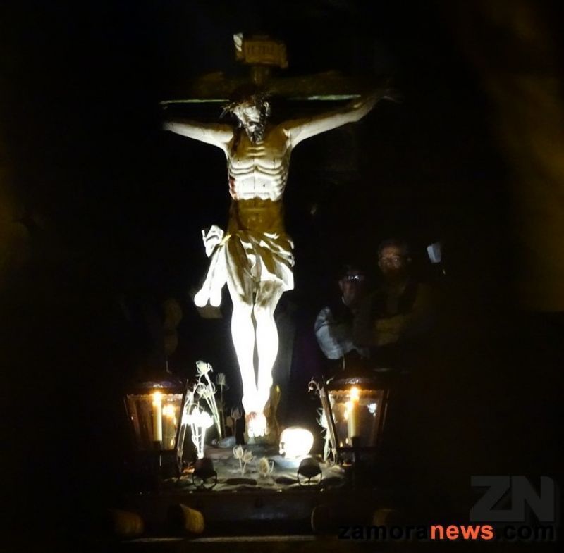 El Cristo del Amparo se queda en casa y sus cofrades cumplen la penitencia