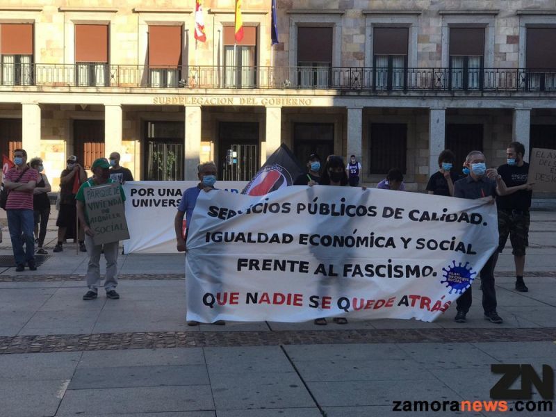 La plataforma "Plan de Choque Social de Zamora" se concentra por primera vez en Zamora para pedir igualdad para afrontar la crisis