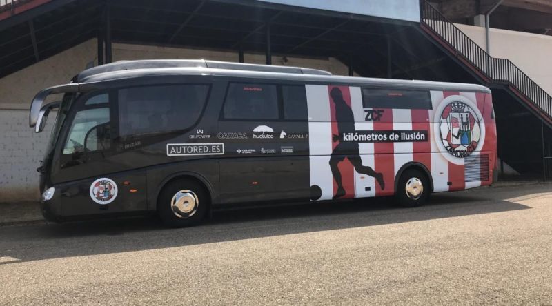 El Zamora CF completa el segundo autobús para desplazar a los aficionados del equipo rojiblanco al enfrentamiento contra la Segoviana