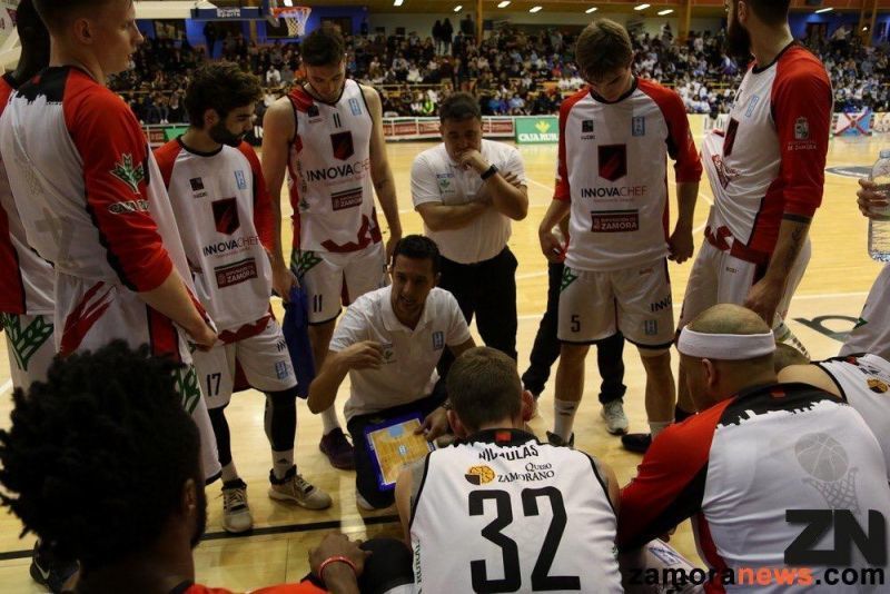 El CB Zamora durante un tiempo muerto en esta temporada | Foto Zamora News
