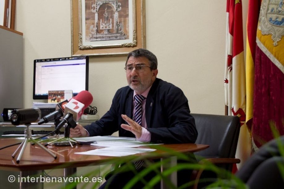 Saturnino Mañanes explica a los medios de comunicación su plan económico