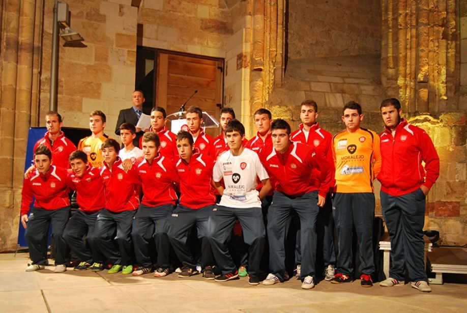 Equipo juvenil el día de su presentación.