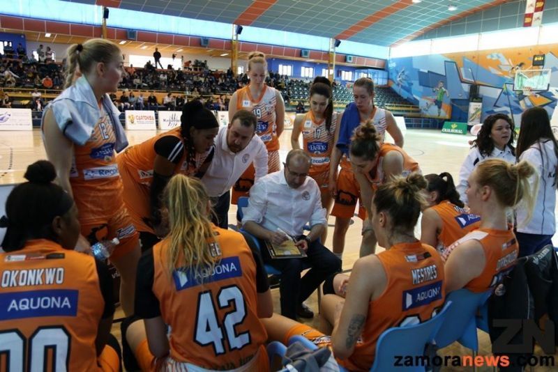 El Zamarat aprieta la lucha por la salvación con la victoria ante Al-Qázeres 50-53
