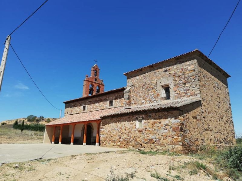 Las obras de rehabilitación del pórtico de acceso a la iglesia de Paladinos del Valle finalizados, la Diputación pondrá en marcha nuevos convenios para rehabilitar iglesias en la provincia
