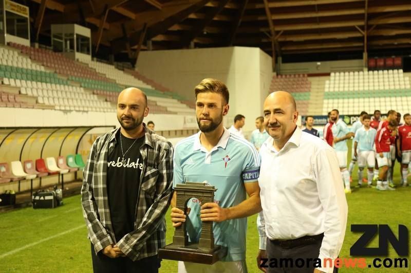 El concejal de deportes, el presidente del Zamora y el capitán del Celta B posan con el Trofeo Ciudad de Zamora tras la victoria