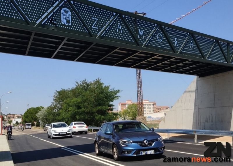 El flujo de vehículos que entran y estrenan el nuevo puente de Pinilla se regulariza casi por completo en este viernes de estreno