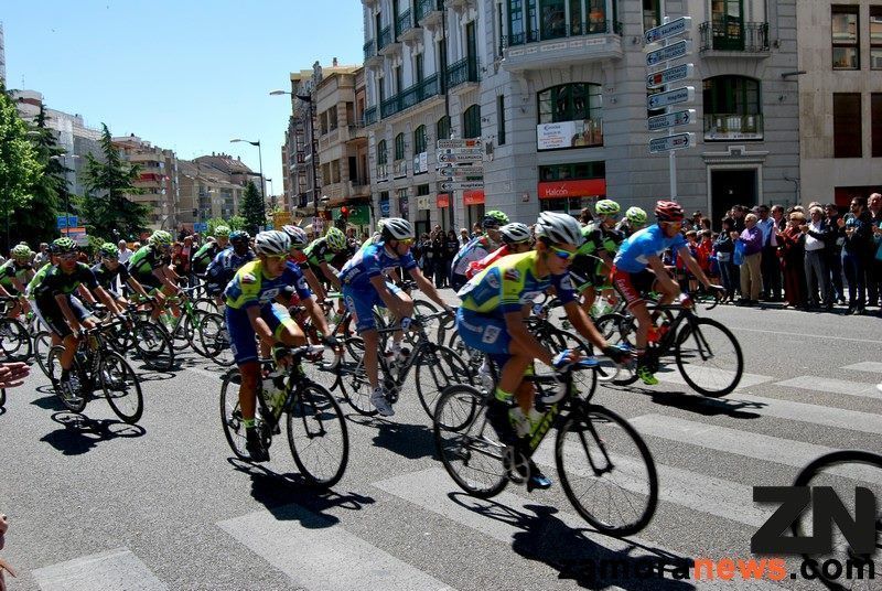 Salida de la segunda etapa de la Vuelta a Castilla y León, que ha culminado en el Alto de Lubián