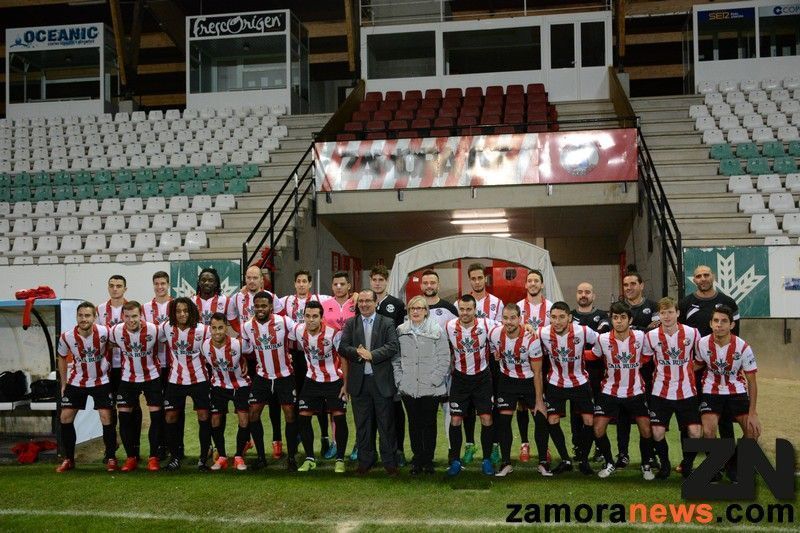 El Zamora CF presenta su equipación principal y se hace la foto de familia con patrocinadores e instituciones