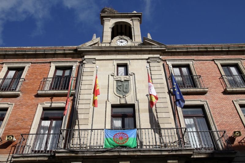 La bandera romaní del pueblo gitano ondea en el balcón del Ayuntamiento de Zamora en conmemoración de su día Internacional