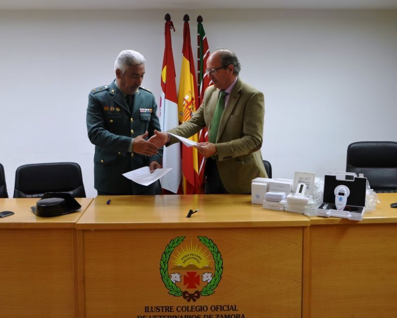 La Guardia Civil recibe 11 lectores de microchips del Ilustre Colegio Oficial de Veterinarios de Zamora