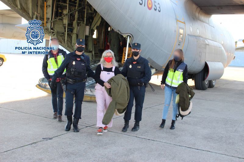La Policía Nacional traslada a María Natividad Jáuregui Espina, entregada por las autoridades belgas