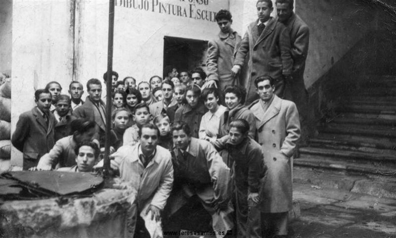 Alumnos de la Escuela de San Ildefonso. Detrás de Ramón Abrantes, en el centro, Antonio Pedrero y Torre Cavero siendo dos niños
