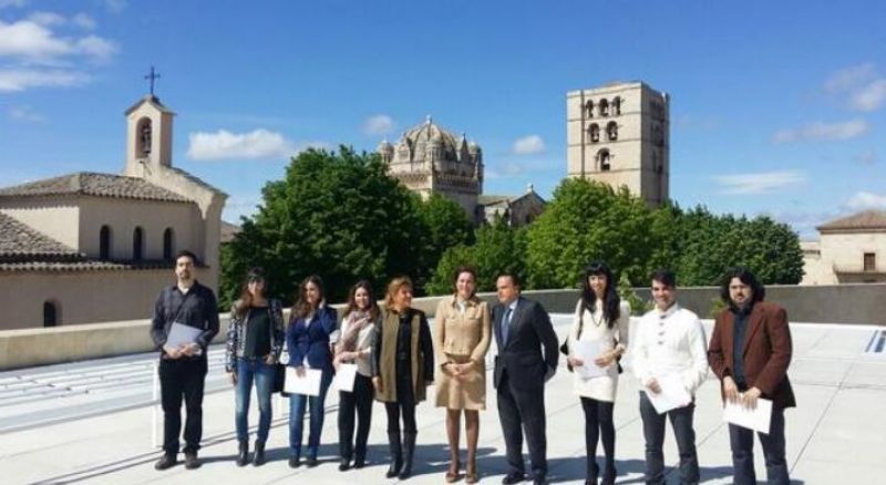García Cirac, Amilivia y Valdeón, junto a los alumnos becados.