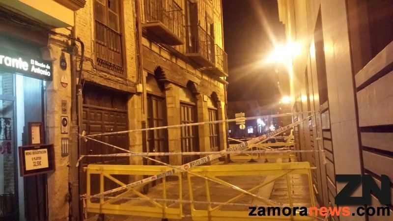 Tramo de la Rúa de los Francos cortado desde ayer como medida preventiva ante un posible derrumbe