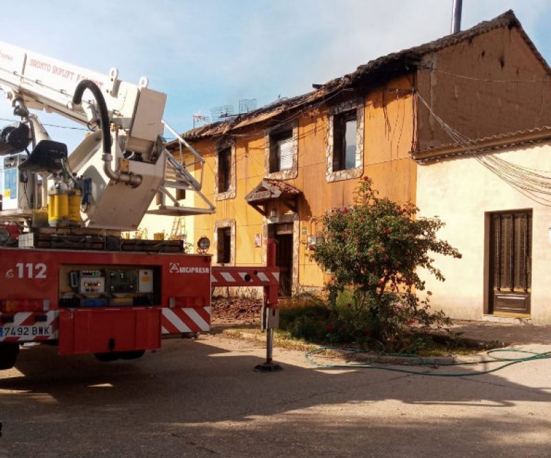 Los bomberos de Benavente y los de Rionegro del Puente en apoyo extinguen el incendio una casa rural en Vecilla