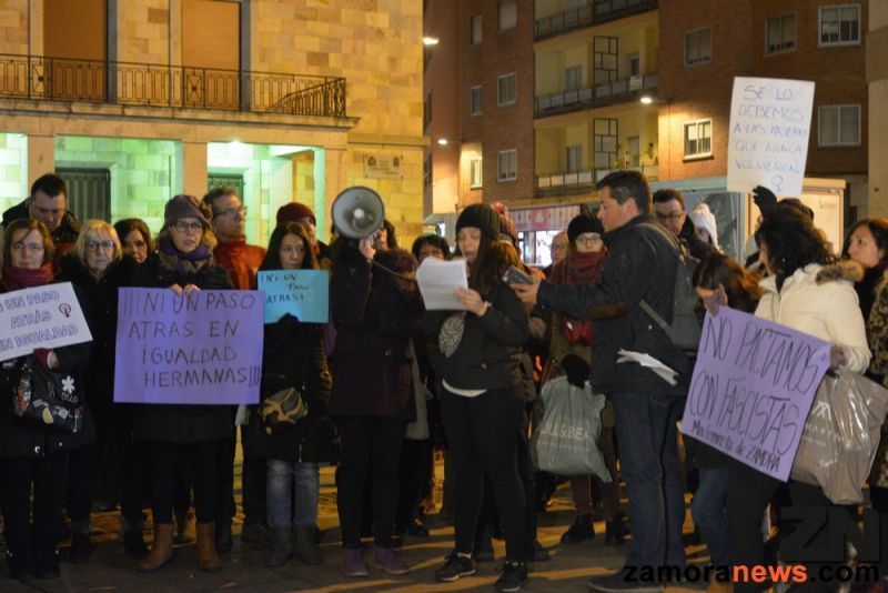 Cerca de 200 personas secundan en Zamora el "Ni un paso atrás" del Movimiento Feminista