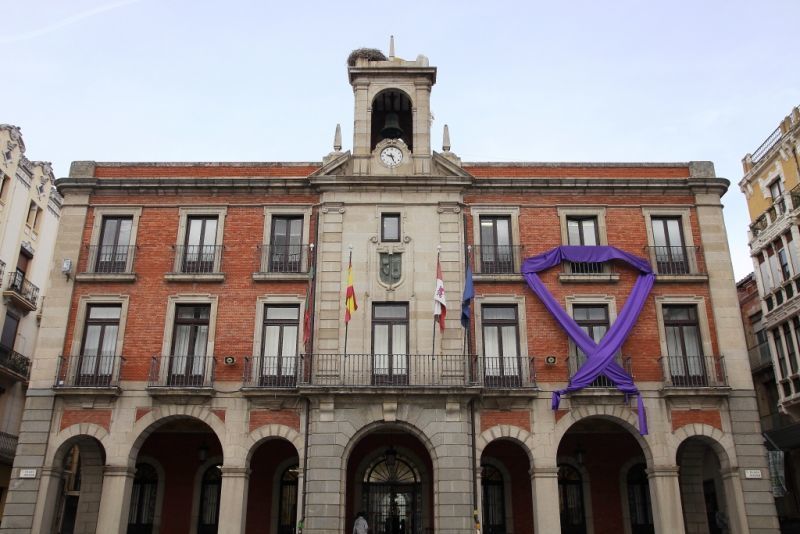 El lazo contra la violencia de género ya luce en la fachada del Ayuntamiento