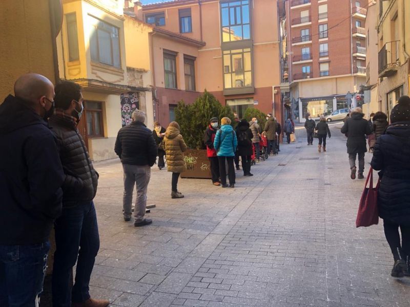 Los zamoranos aguantan colas para comprar los mejores roscones de Reyes