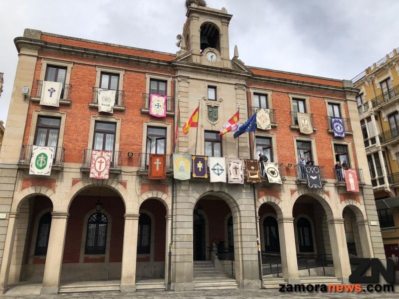 Ahora si, los reposteros de las cofradías de Semana Santa anuncian la inminente llegada de la Semana de Pasión en Zamora