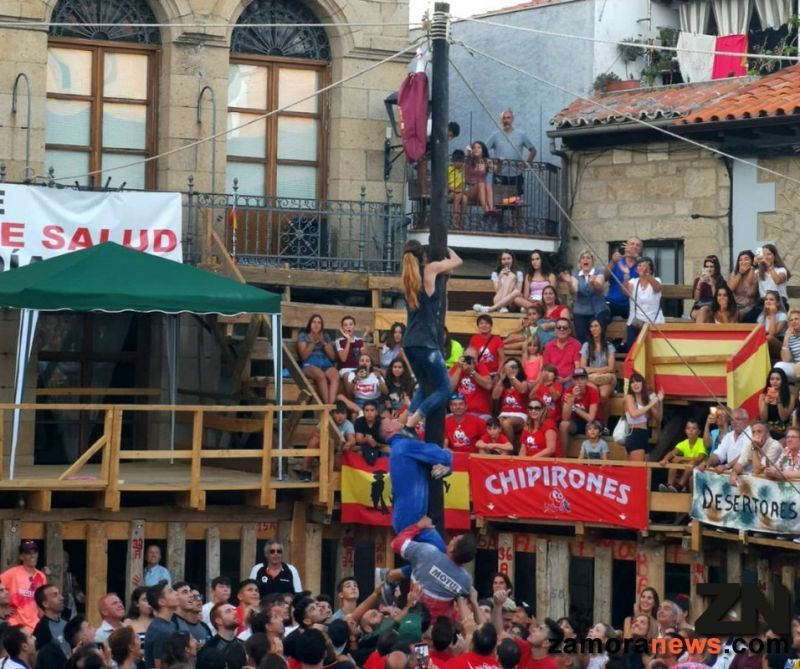 Las chicas al poder del jamón cucañero en Fermoselle