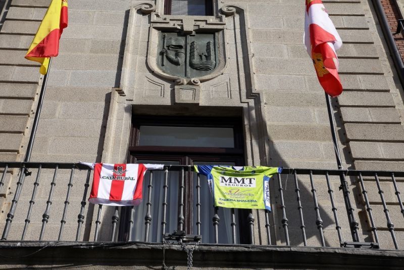 Las camisetas del Zamora CF y el Balonmano Zamora, en el balcón del Ayuntamiento por las fases de ascenso