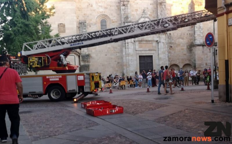 Los bomberos de Zamora actúan en el rescate de una persona en la Rúa de los Notarios