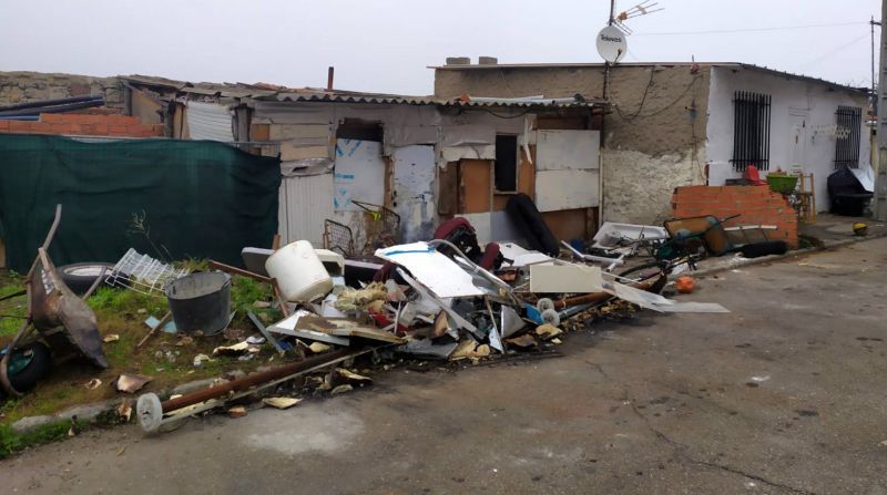 Vecinos del barrio de Cabañales y de la calle San Jerónimo se quejan de la insalubridad y suciedad de la zona