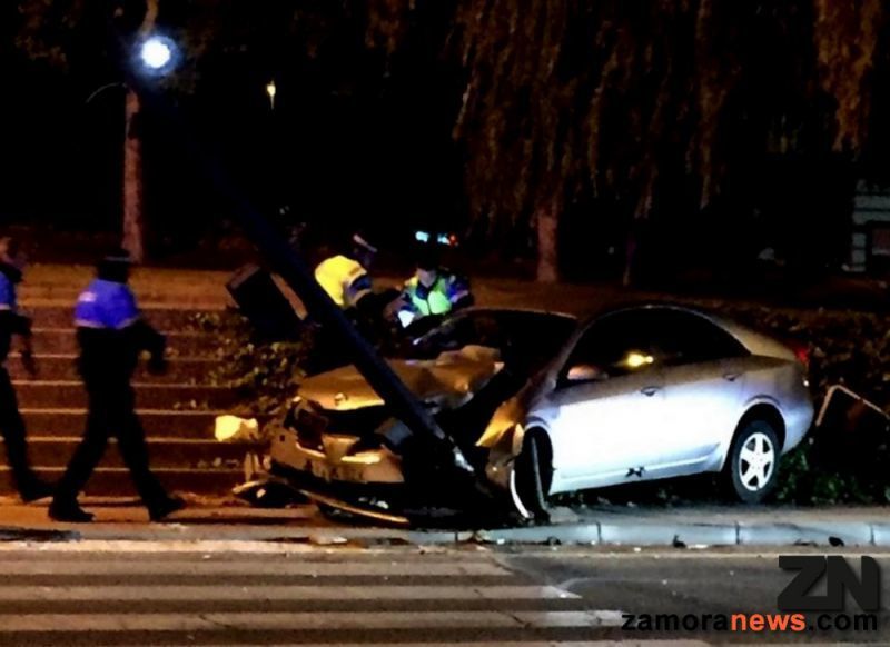 Aparatoso accidente en la Calle Villalpando, un Nissan Primera se empotra literalmente contra el semáforo del Lidl