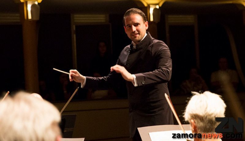 Entrañable y emocionante concierto en el Teatro Latorre de Toro, François López Ferrer hijo de López Cobos dirige a la Lira y a la OSCYL