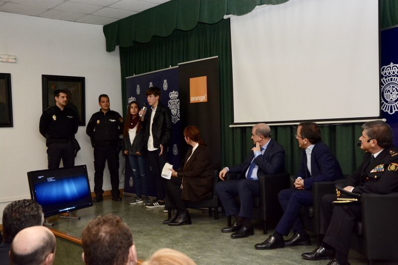 La Policía Nacional y Orange alertan sobre el riesgo de los retos virales para los más jóvenes