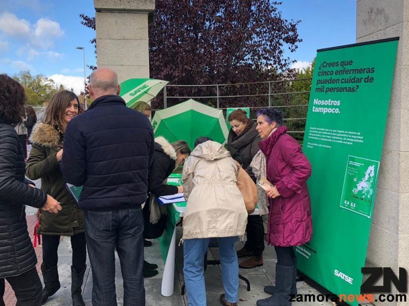 El personal de enfermería pide firmas para garantizar por ley el aumento del colectivo que se sitúa entre el ratio más bajo de la Unión Europea