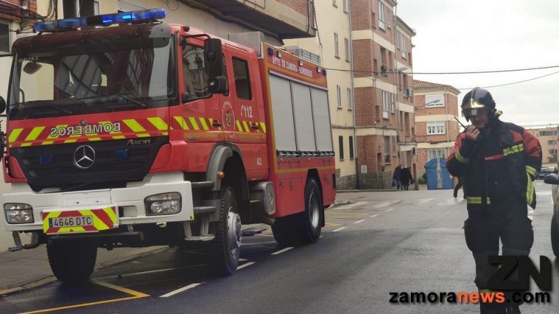Los bomberos de Zamora sofocan un pequeño incendio en una cocina de un edificio de la Calle Cuba, en el Barrio de los Bloques