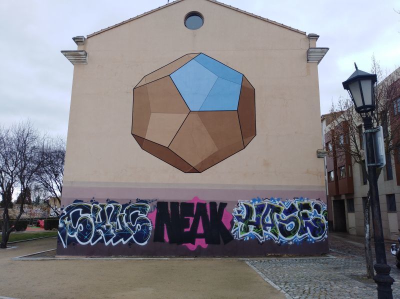 El autor de los daños al mural "Dodecaedro Flotante" situado en San Bernabé condenado a pagar 6000 euros por el deterioro reiterado de la obra con actos vandálicos