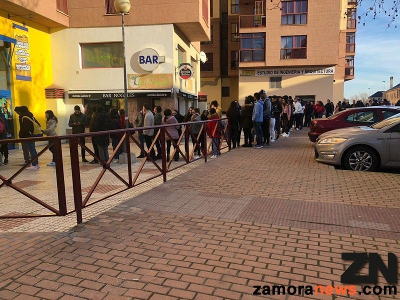 Los jóvenes zamoranos hacen cola para comprar las entradas de la Politécnica