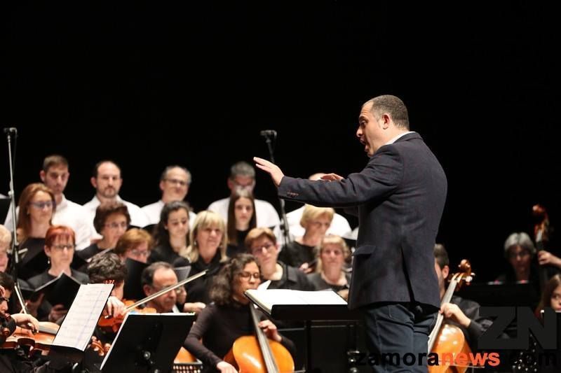 Lleno absoluto en el estreno de "Tríptico de la Semana Santa de Zamora" de David Rivas en el Ramos Carrión