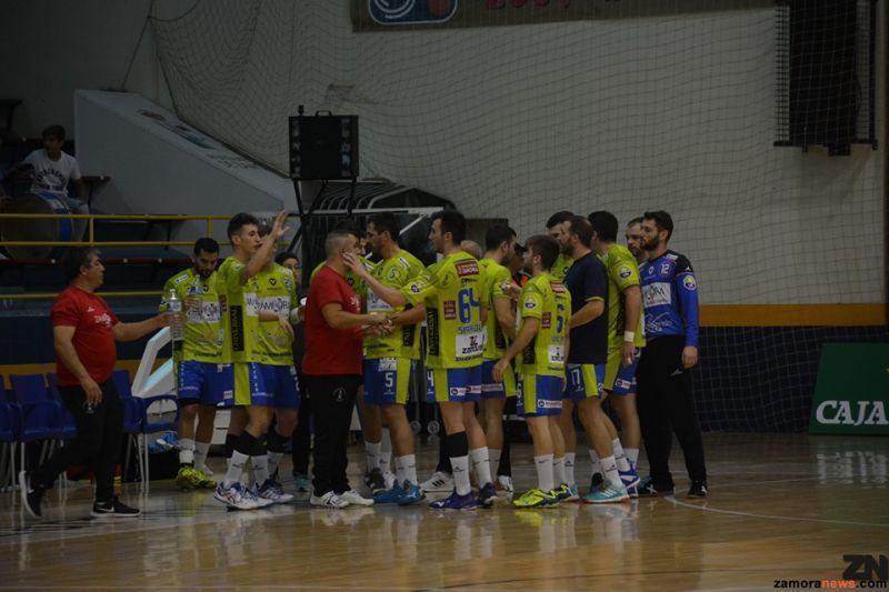 El Balonmano Zamora no puede ante el Balonmano Torrelavega y cae 27-22