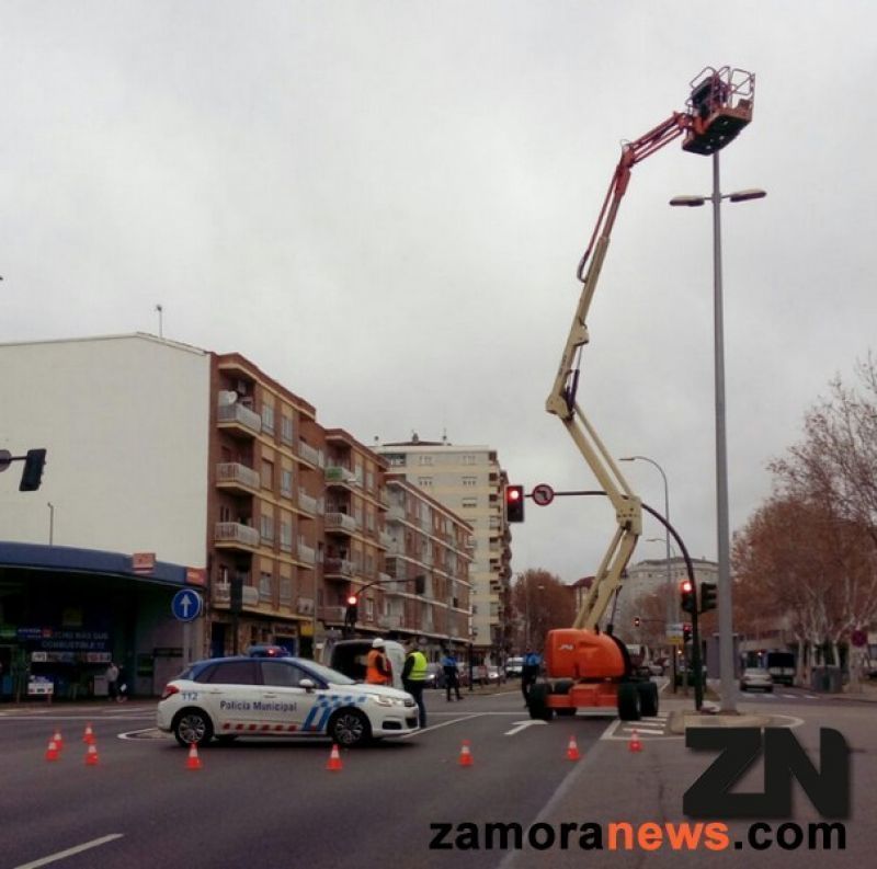 Tráfico condicionado en Cardenal Cisneros por la sustitución de una farola dañada en un accidente acaecido el pasado 31 de julio