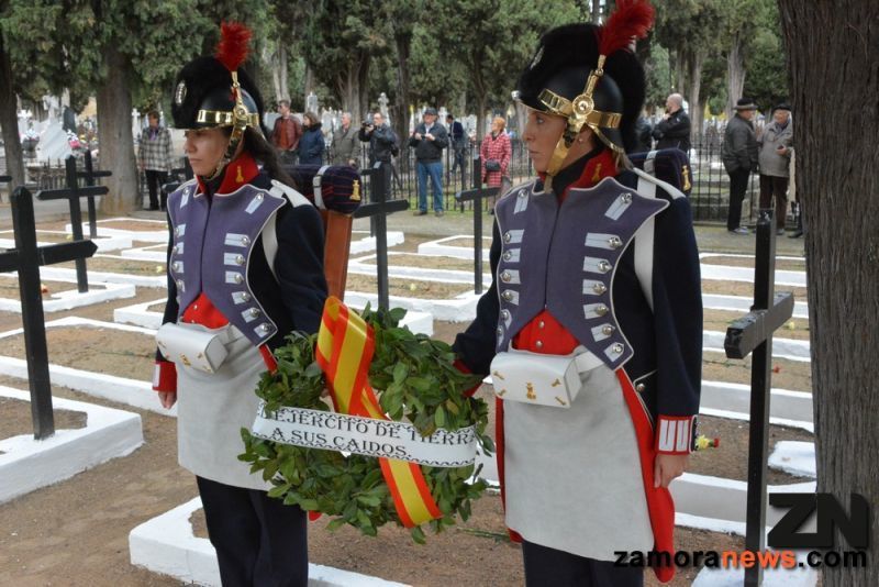 Dos oficiales mujeres rinden honores con uniforme de época en el Camposanto zamorano