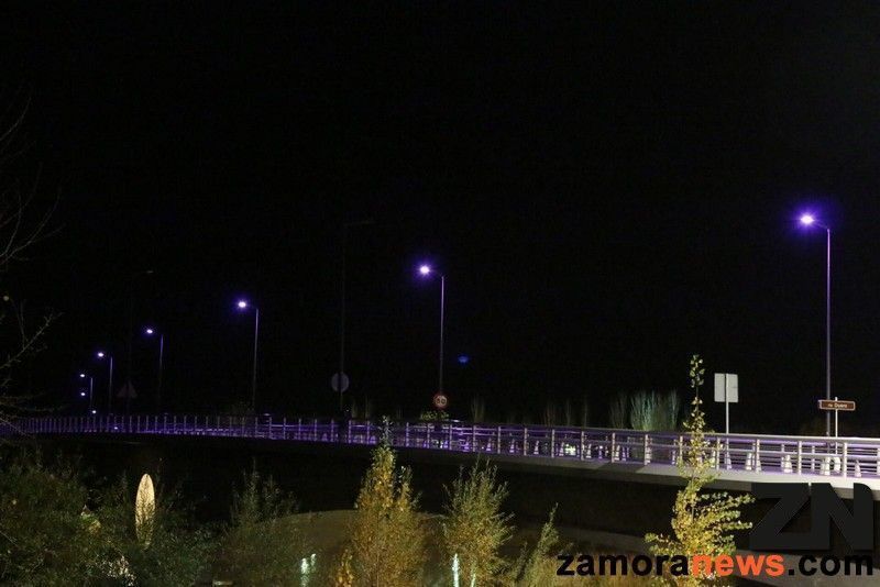 El Puente de los Poetas se iluminó hoy de color morado para conmemorar el día en contra de la violencia de género