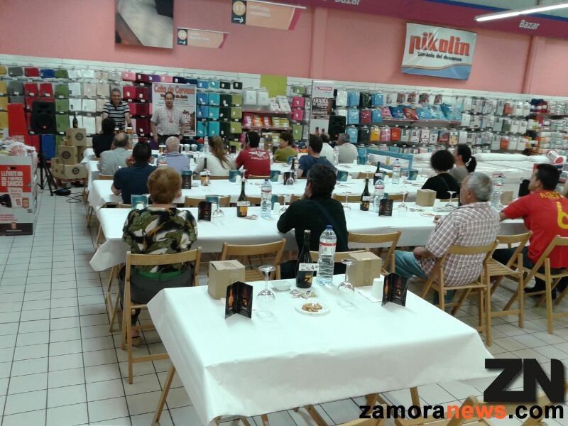 Cata de cerveza zamorana en el Eroski.