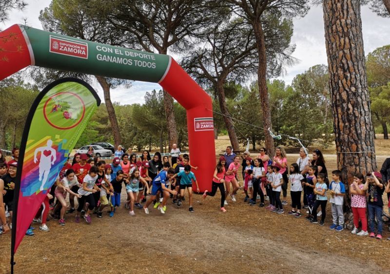 El AMPA del CEIP Obispo Nieto organizó una Carrera Solidaria a beneficio de la Asociación de Enfermedades Raras de Zamora Corriendo con el Corazón por Hugo