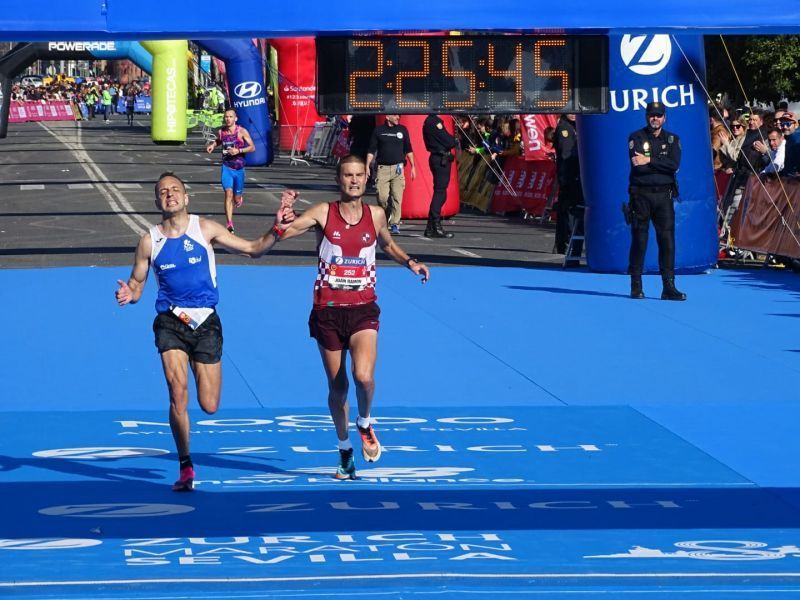 Marcos Gómez entra en línea de meta | Foto Benavente Atletismo