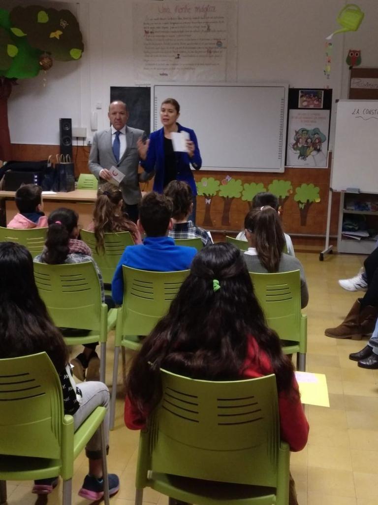 Clara San Damián celebra con los escolares de Tábara el Día de la Constitución