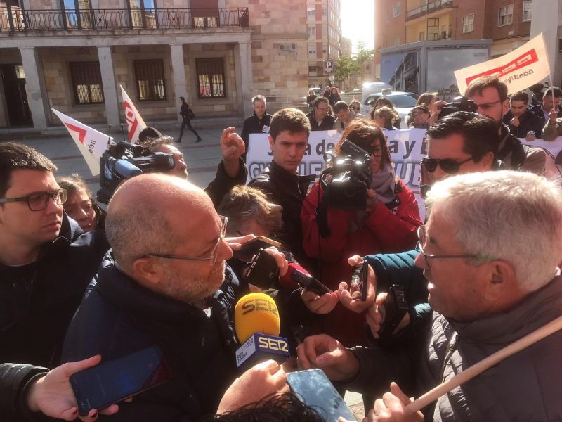 Francisco Igea y los sindicatos intercambian palabras sobre la huelga de las 35 horas semanales