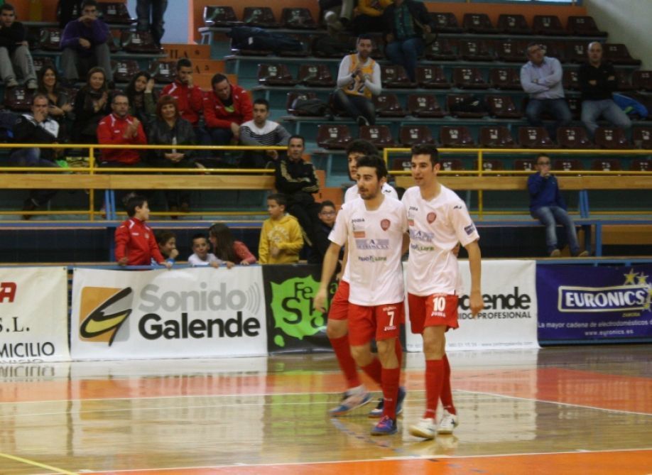 Velasco celebra un gol junto a Oli y Sergio Simón.