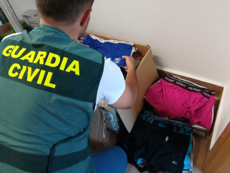 La Guardia Civil investiga a dos personas en Toro como supuestos autores de comercialización de ropa de marca falsa